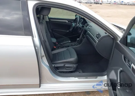 2017 Volkswagen Passat 1.8T R-Line z USA, uszkodzony, nr VIN 1VWDT7A36HC066036